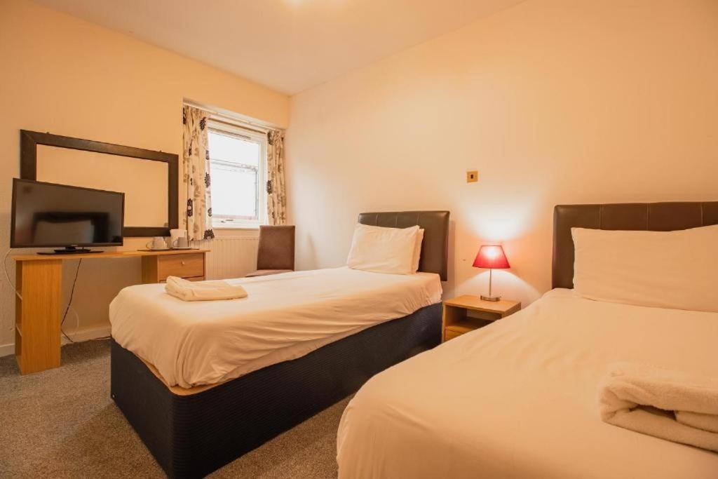 The Ben Mhor Hotel, Bar & Restaurant Grantown-on-Spey エクステリア 写真
