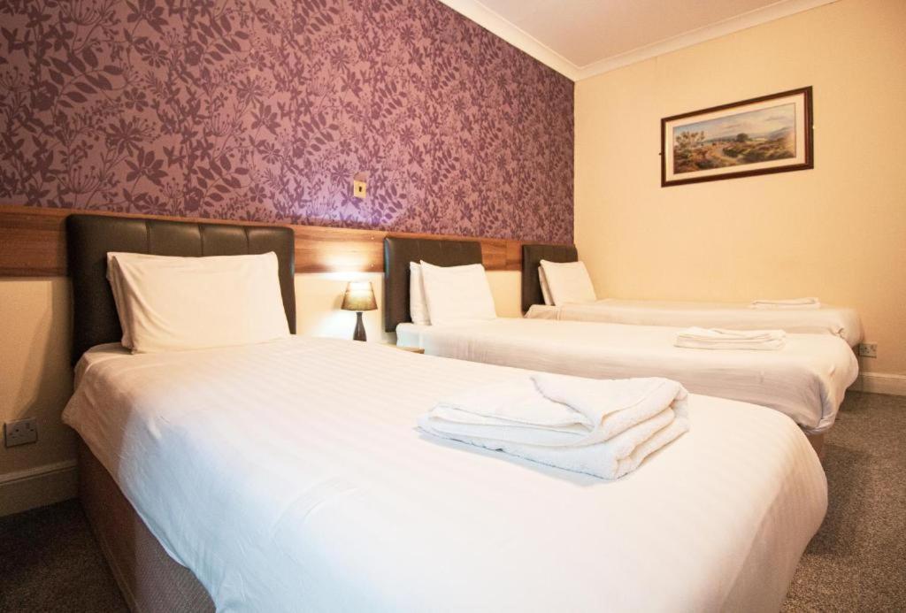 The Ben Mhor Hotel, Bar & Restaurant Grantown-on-Spey エクステリア 写真
