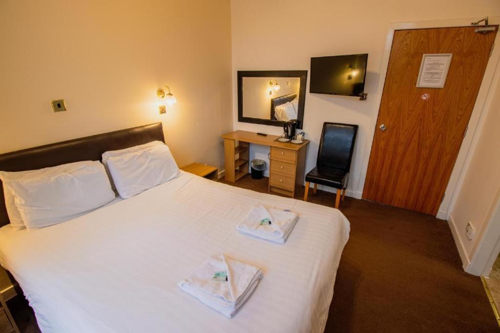 The Ben Mhor Hotel, Bar & Restaurant Grantown-on-Spey エクステリア 写真