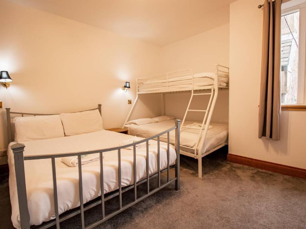The Ben Mhor Hotel, Bar & Restaurant Grantown-on-Spey エクステリア 写真