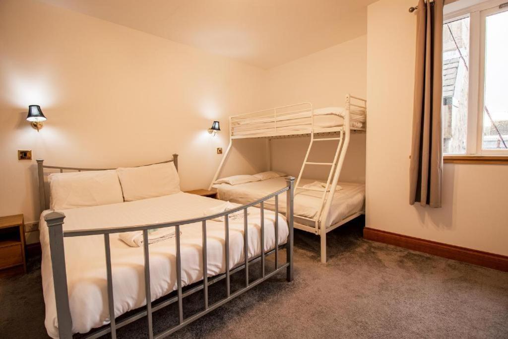 The Ben Mhor Hotel, Bar & Restaurant Grantown-on-Spey エクステリア 写真
