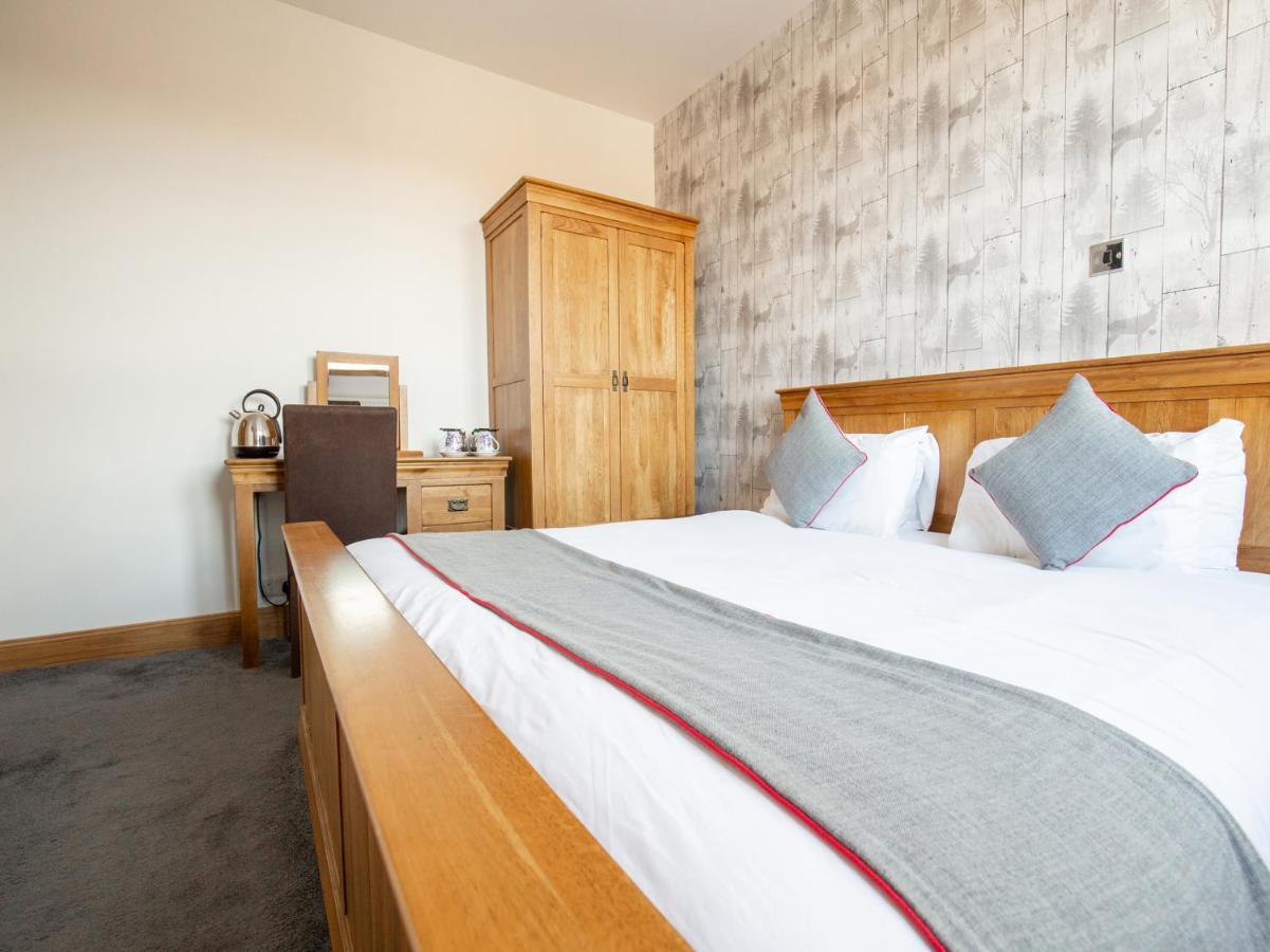 The Ben Mhor Hotel, Bar & Restaurant Grantown-on-Spey エクステリア 写真
